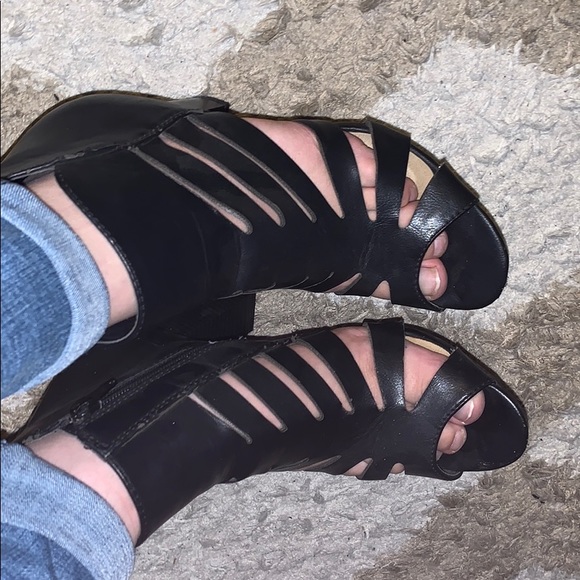 Black heels!!! - Picture 3 of 3